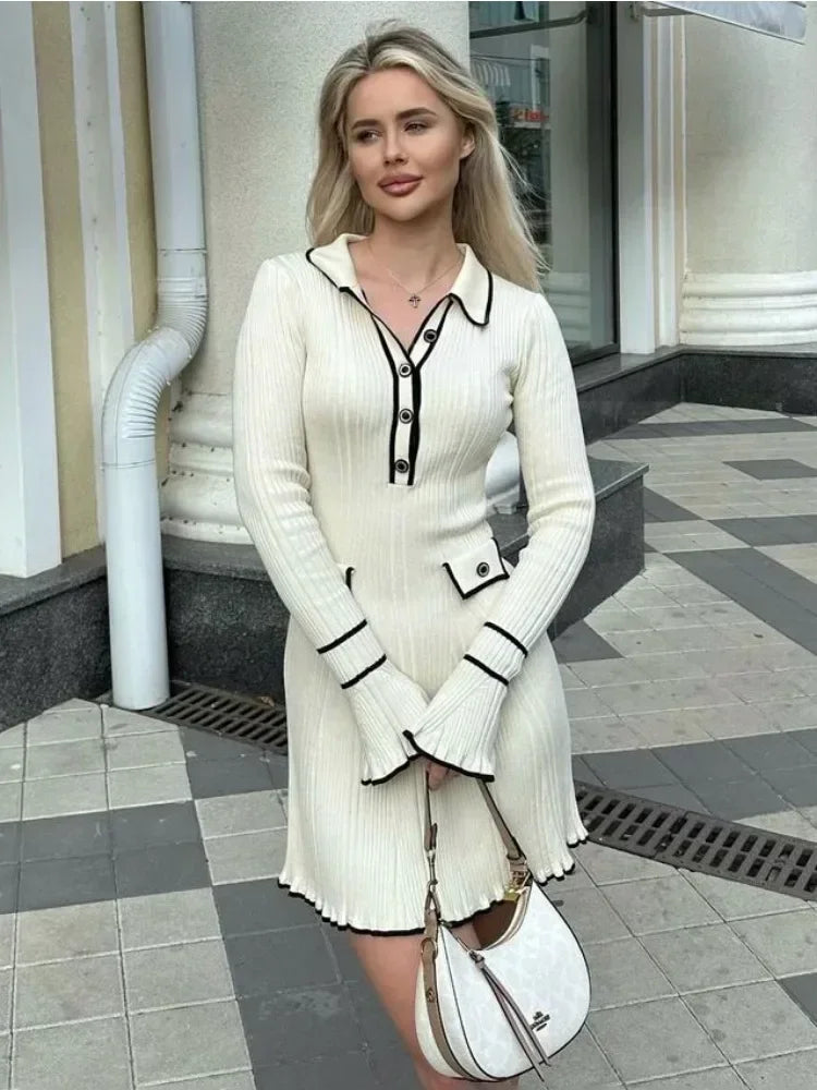WW | Langärmeliges Kleid mit Strickkragen und Rüschen