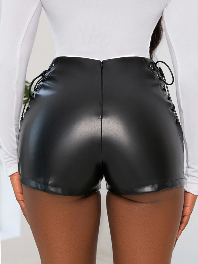 WW | Leder Shorts mit Schnalle